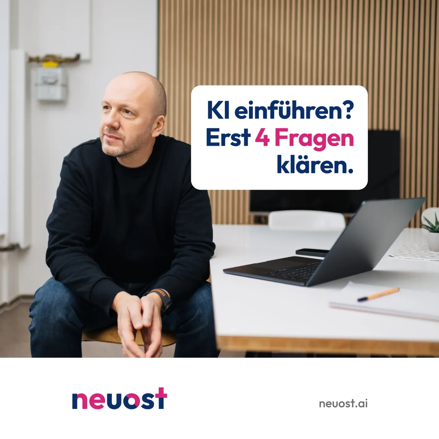 KI im Unternehmen einführen: 4 Fragen, die du vorher klären solltest. Titelbild mit Ralf Cornesse am Schreibtisch