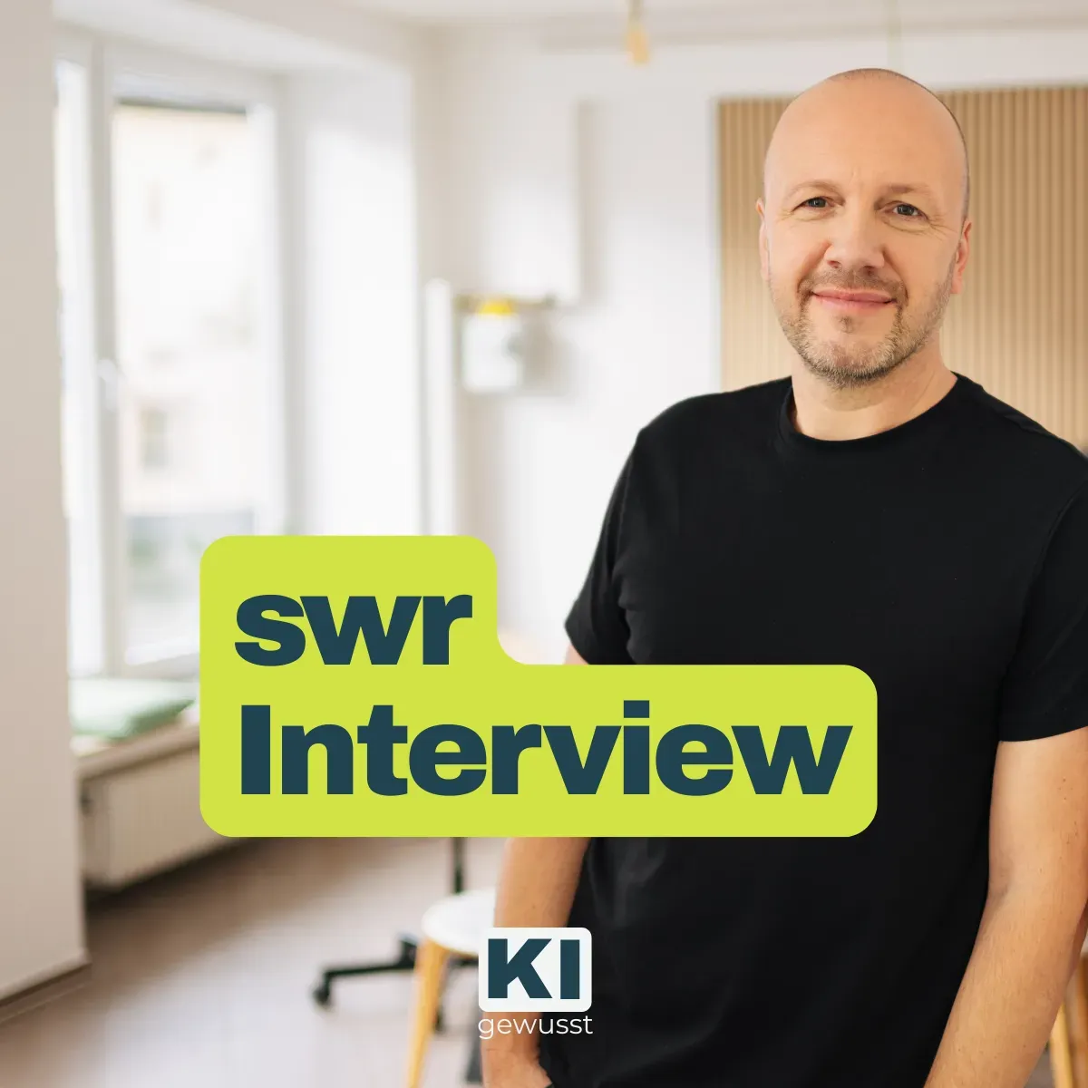 Ralf Cornesse von gewusst:KI beim SWR-Interview, dahinter der Schriftzug SWR Interview